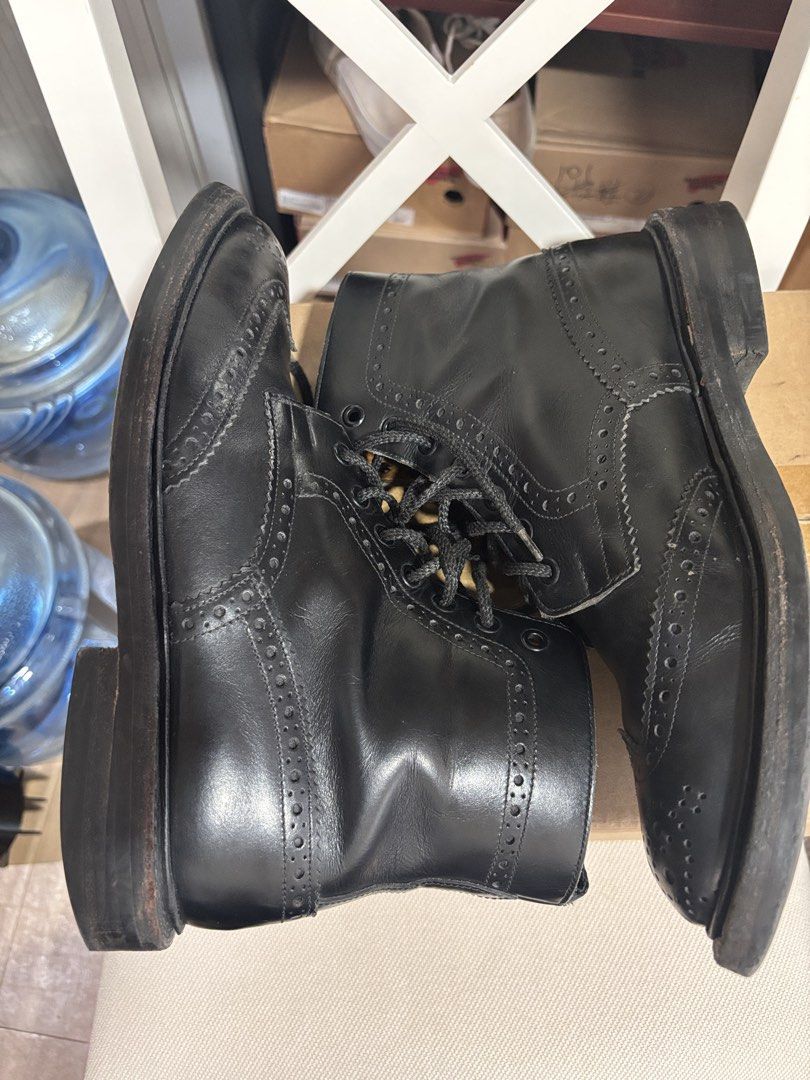 Trickers （分類：靴）位於 Hong Kong。 由 seffw 提交（商品編號 1463345141，圖片 5）。簡介： 英倫手工經典！Tricker’s Stow 黑色牛津雕花短靴（Size 7.5） 品牌型號：英國老牌 Tricker’s Stow (M5634)。 尺寸：UK 7.5。 特色：頂級真皮打造，經典 Wingtip 雕花設計，搭配耐磨舒適的 Dainite 橡膠大底。 新舊程度：有正常使用痕跡，皮質養出漂亮質感，鞋況良好。 價格：歡迎私訊查詢/小議。。
