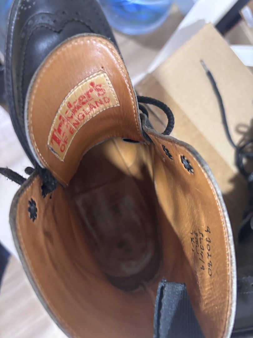 Trickers （分類：靴）位於 Hong Kong。 由 seffw 提交（商品編號 1463345141，圖片 8）。簡介： 英倫手工經典！Tricker’s Stow 黑色牛津雕花短靴（Size 7.5） 品牌型號：英國老牌 Tricker’s Stow (M5634)。 尺寸：UK 7.5。 特色：頂級真皮打造，經典 Wingtip 雕花設計，搭配耐磨舒適的 Dainite 橡膠大底。 新舊程度：有正常使用痕跡，皮質養出漂亮質感，鞋況良好。 價格：歡迎私訊查詢/小議。。