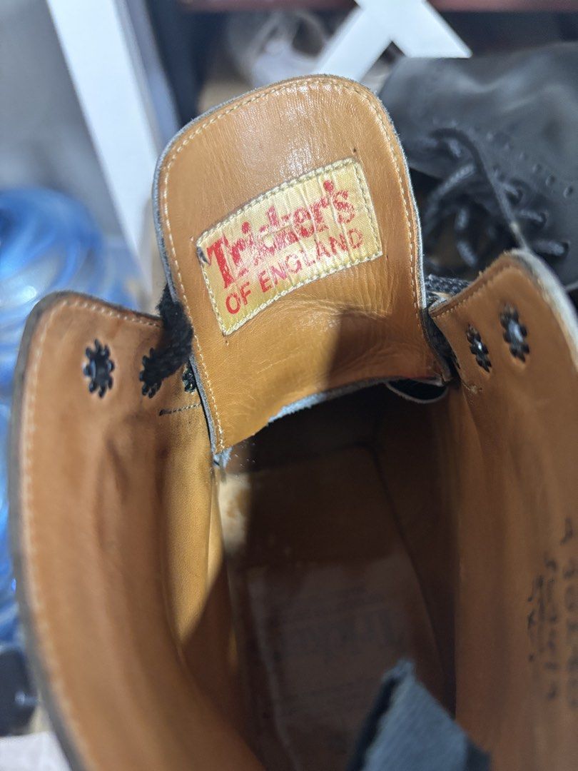Trickers （分類：靴）位於 Hong Kong。 由 seffw 提交（商品編號 1463345141，圖片 6）。簡介： 英倫手工經典！Tricker’s Stow 黑色牛津雕花短靴（Size 7.5） 品牌型號：英國老牌 Tricker’s Stow (M5634)。 尺寸：UK 7.5。 特色：頂級真皮打造，經典 Wingtip 雕花設計，搭配耐磨舒適的 Dainite 橡膠大底。 新舊程度：有正常使用痕跡，皮質養出漂亮質感，鞋況良好。 價格：歡迎私訊查詢/小議。。
