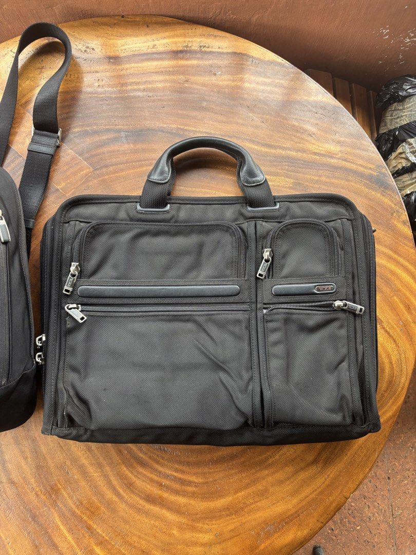 Tumi briefcase bag (Category: Luxury Bags & Wallets) located in Manila. Submitted by manisanro47672 (Listing ID 1463373092, Image 1). Description: Daming compartment Foldable umbrella✅ Keychain✅ Long wallet✅.