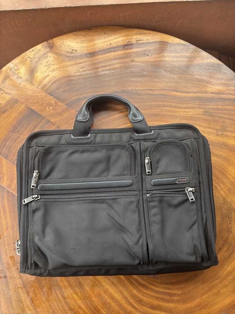 Tumi briefcase bag (Category: Luxury Bags & Wallets) located in Manila. Submitted by manisanro47672 (Listing ID 1463373092, Image 2). Description: Daming compartment Foldable umbrella✅ Keychain✅ Long wallet✅.