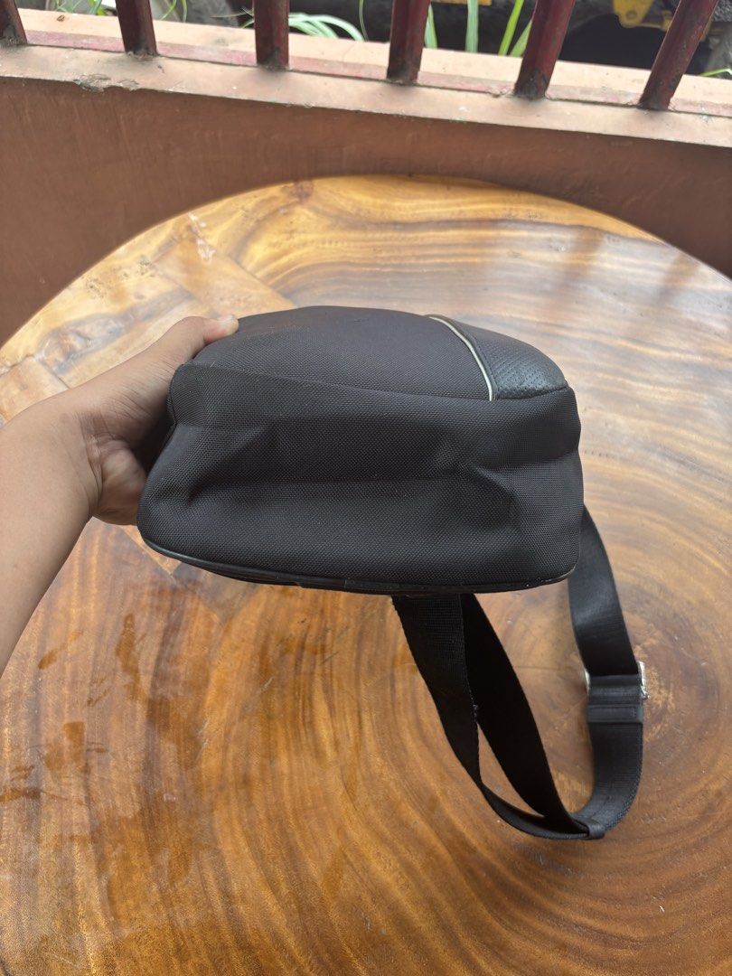 Tumi sling bag (Category: Luxury Bags & Wallets) located in Manila. Submitted by manisanro47672 (Listing ID 1463373289, Image 3). Description: .