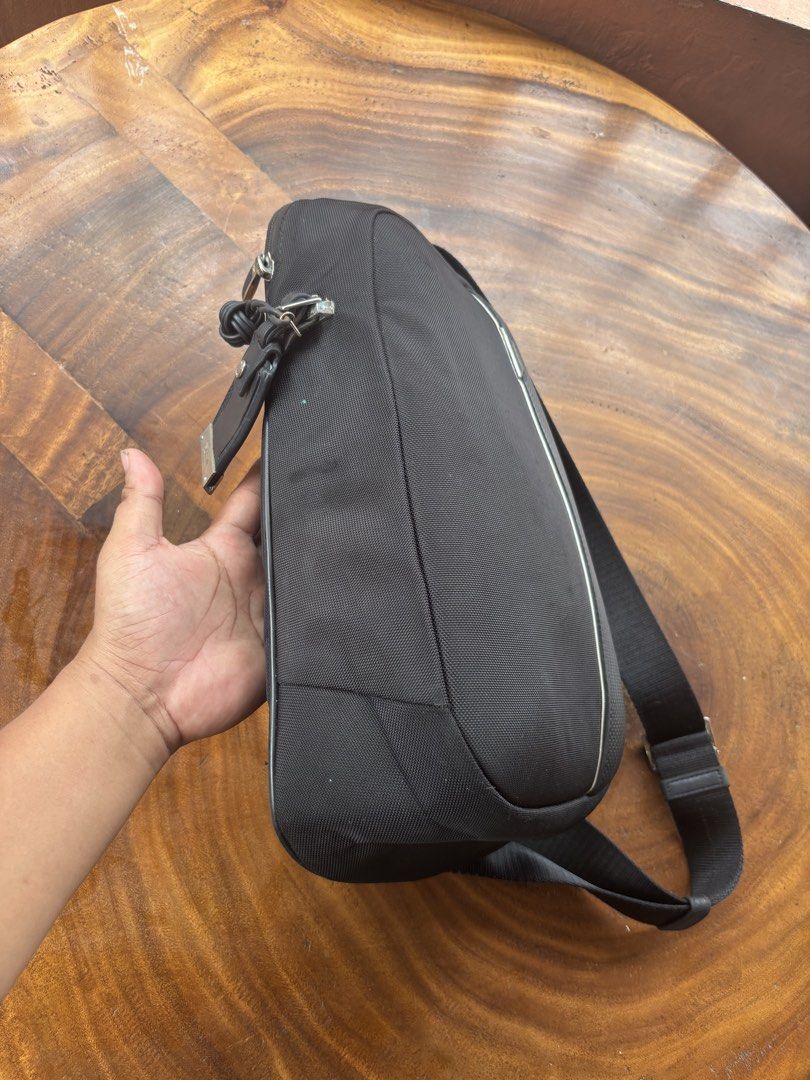 Tumi sling bag (Category: Luxury Bags & Wallets) located in Manila. Submitted by manisanro47672 (Listing ID 1463373289, Image 2). Description: .