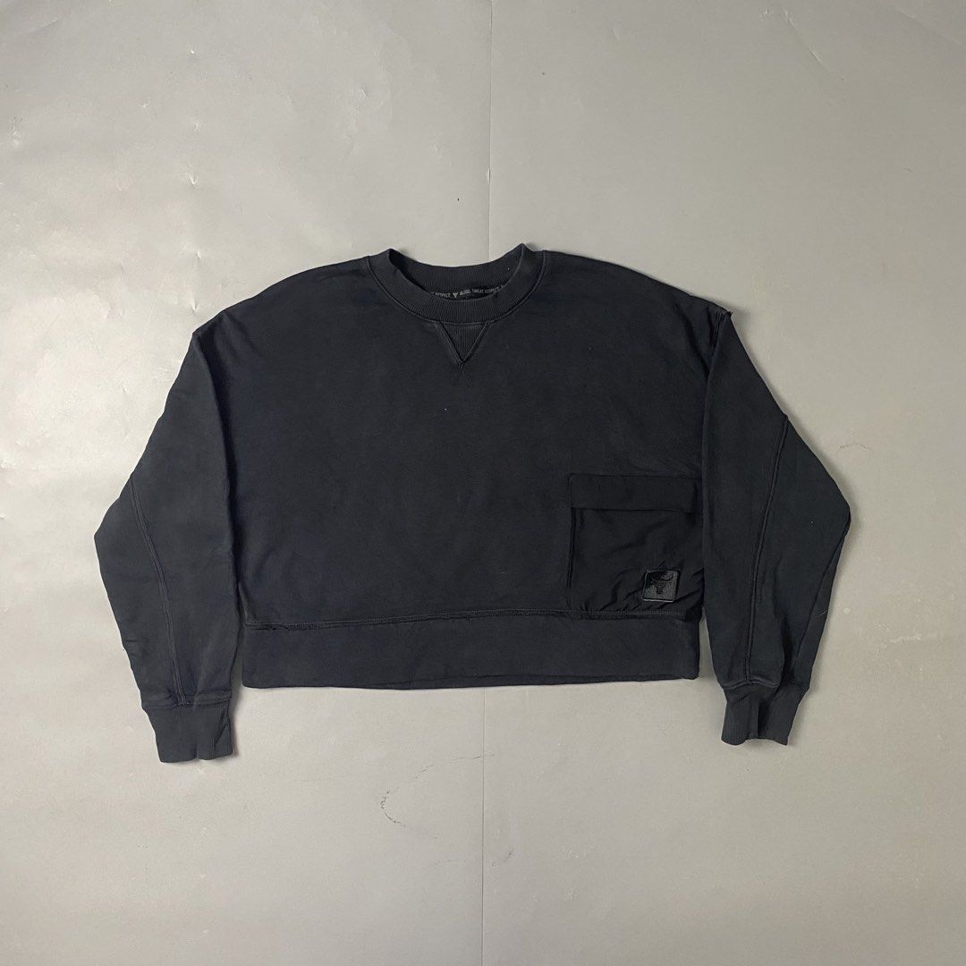 UNDER ARMOUR 🏃‍♀️ | Black Cropped Sweatshirt (Category: Longsleeves) located in Bulacan. Submitted by orc.ph (Listing ID 1463443201, Image 1). Description: UNDER ARMOUR 🏃‍♀️ | Black Cropped Sweatshirt Material Used: 80% Cotton 20% Polyester - Black -Boxy -Cropped -Loose Fit - Flap Side Pocket - Casual -Active Wear ‎-Size: 2XL -Width: 25” ‎-Length: 18” Pristine Condition. No Visible Flaws. Issue: NONE ‎ ‎⚠️Note: For Inspo lang po yung When worn,