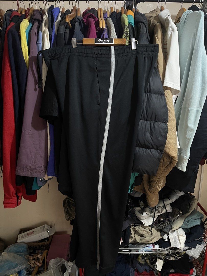 Under Armour Baggy Track Pants (Category: Activewear) located in Cabuyao City. Submitted by jeirussamson897 (Listing ID 1463330287, Image 3). Description: Under Armour Baggy Track Pants large 36-40 waistline 40-41 length 10.5 leg hole excellent condition 9/10 499+sf.