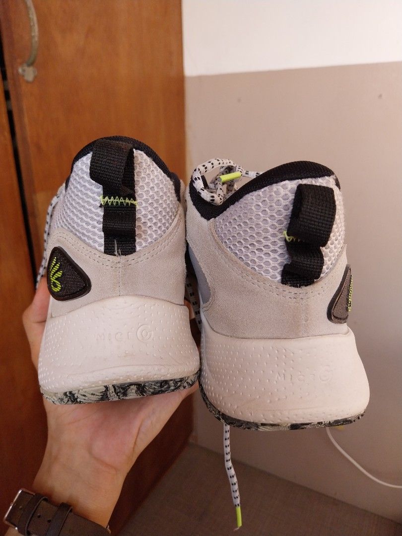 Under Armour Curry 3Z 24 Suede (Category: Sneakers) located in Manila. Submitted by j.dlh (Listing ID 1463355976, Image 3). Description: - Under Armour Curry 7 Youth Basketball Shoes - Authentic - Size: 7Y - Color: White with neon green accents and black toe - Laces: Grey and black with neon green tips - Origin: Made in Indonesia - Perfect for basketball or everyday wear.