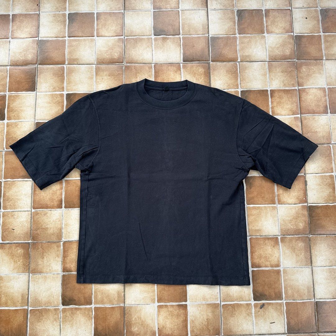 Uniqlo Airism Tee (Category: Tshirts & Polo Shirts ) located in Manila. Submitted by 1428.collective (Listing ID 1463385943, Image 1). Description: Uniqlo Airism Tee Large Width: 22 Length: 26 Excellent Condition 300 + SF 📍North Caloocan.