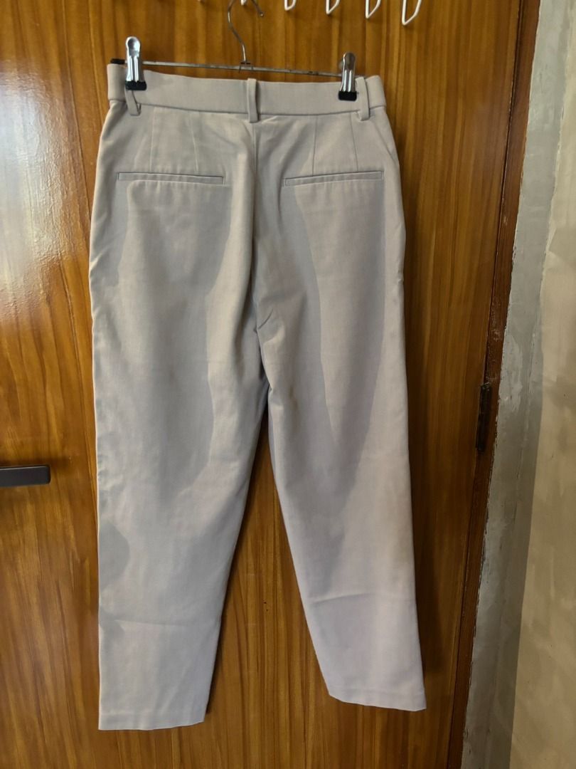 UNIQLO SMART ANKLE PANTS - BEIGE (Category: Jeans) located in Caloocan City. Submitted by galorylem99656 (Listing ID 1463333494, Image 2). Description: UNIQLO SMART ANKLE PANTS - BEIGE ✨ Condition: Well Used 📌 Reason for Selling: Decluttering PRODUCT DETAILS Brand: UNIQLO Type: Smart Ankle Pants Color: Beige (actual color may vary slightly depending on lighting) Size: Small Waist: 60–66 cm Hip: 85–91 cm TRANSACTION & DELIVERY 📦 Shipping: Via J&
