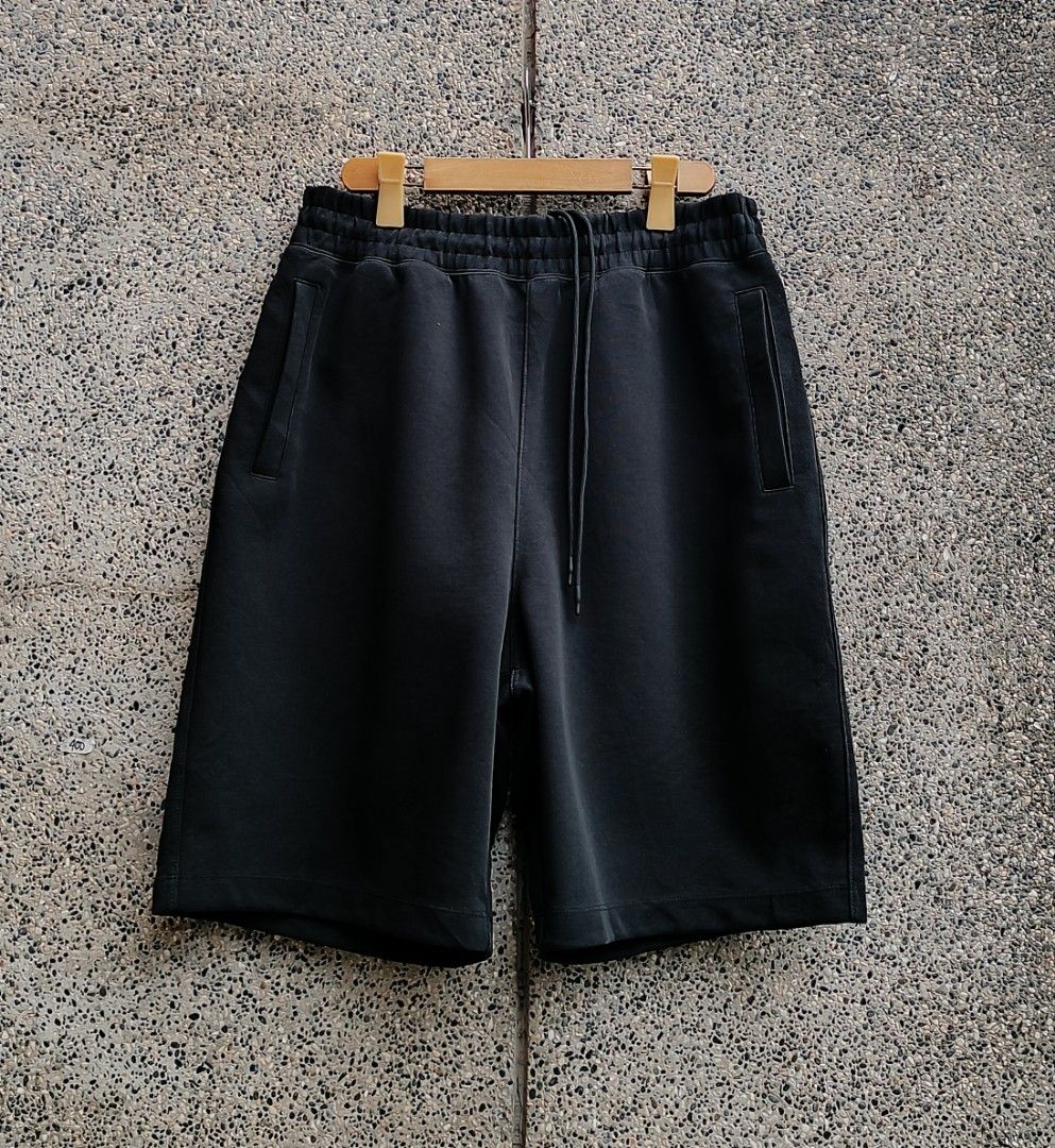 Uniqlo C Baggy Sweat short (Category: Shorts) located in Davao. Submitted by st333tcartel (Listing ID 1463374899, Image 1). Description: XL Length 23.5 Width 32-36 Leg opening 13.