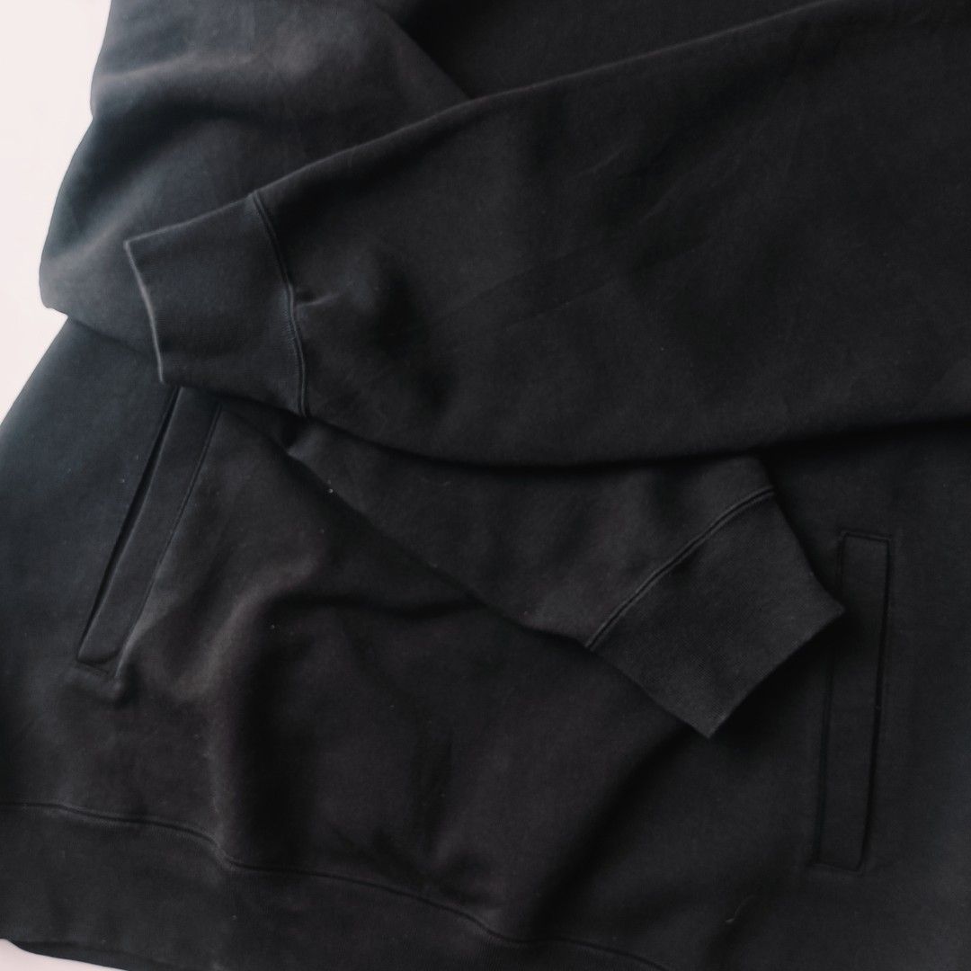 Uniqlo C Black Sweat Pullover Hoodie (Category: Hoodies) located in San Luis. Submitted by 3fted.au (Listing ID 1463452897, Image 3). Description: Uniqlo C Hoodie (Black) Fits L-XL Excellent - As New Condition 9.8/10 Color Rate No Issues BOXY Length: 28 Width: 26 🏷️600.