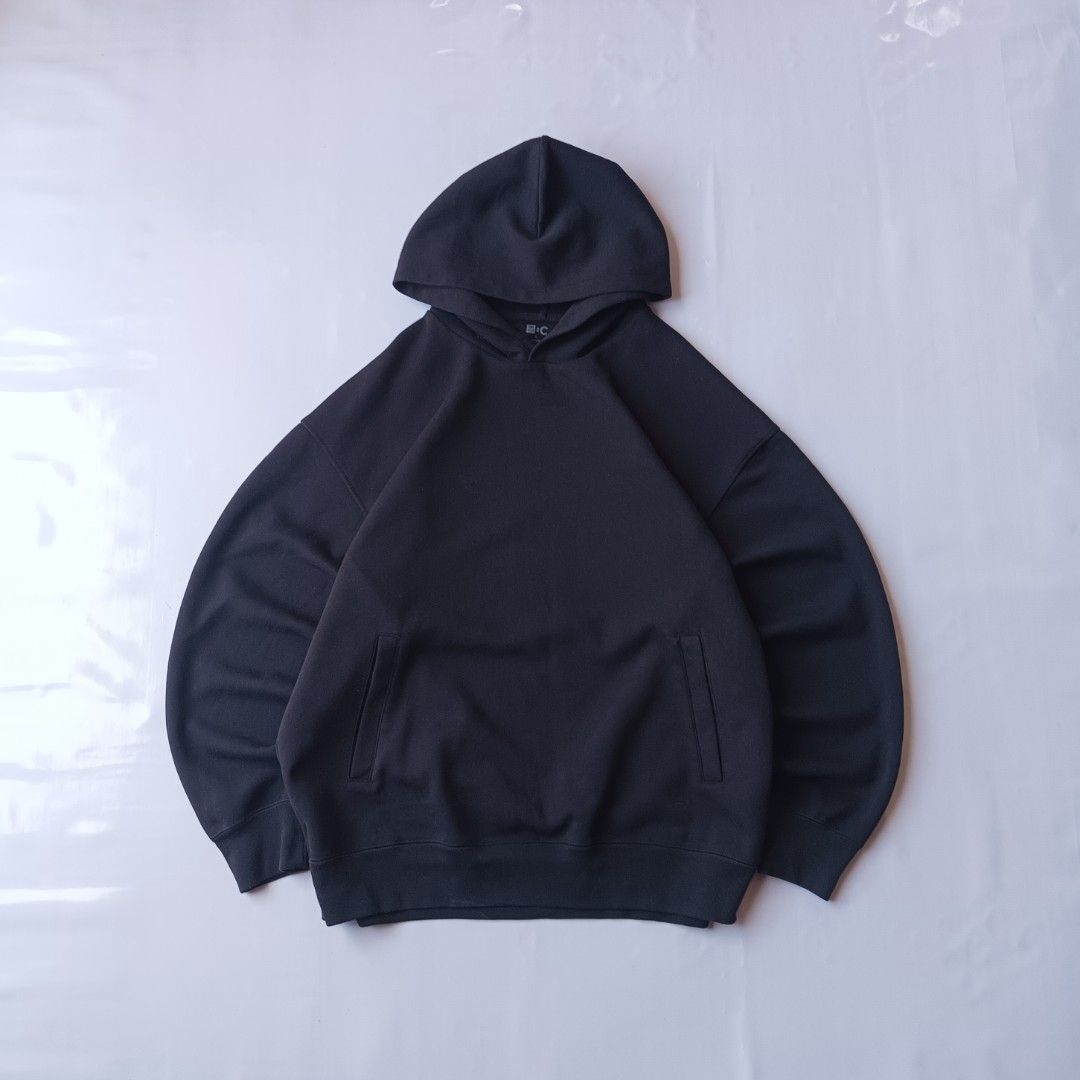 Uniqlo C Black Sweat Pullover Hoodie (Category: Hoodies) located in San Luis. Submitted by 3fted.au (Listing ID 1463452897, Image 1). Description: Uniqlo C Hoodie (Black) Fits L-XL Excellent - As New Condition 9.8/10 Color Rate No Issues BOXY Length: 28 Width: 26 🏷️600.