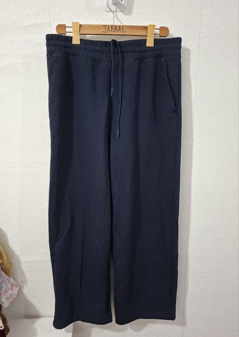 Uniqlo c wide sweat pants (Category: Joggers) located in Cavite. Submitted by labbudds20 (Listing ID 1463448583, Image 3). Description: uniqlo C wide track pants sweat pants size xl waistline 36 to 38 length 41 leg opening 10 inches excellent to new condition see pictures for details.