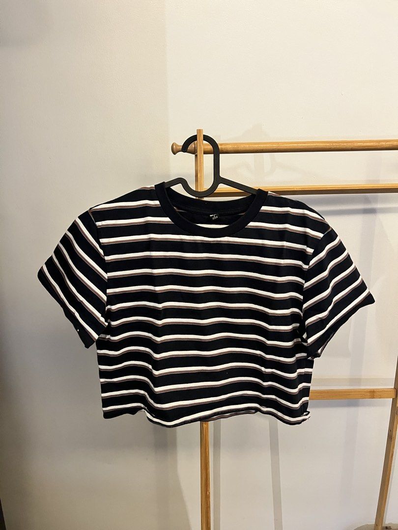 UNIQLO Cropped T-shirt (Category: Shirts) located in Manila. Submitted by carlitamhawie (Listing ID 1463458436, Image 1). Description: uniqlo boxy cropped top 🎐 ₱199 🎐 size S on tag but i'd say it's S-M! might be a little big for XS 📍 makati or QC, can ship anywhere in PH 🚚 lalamove or gogoexpress. .
