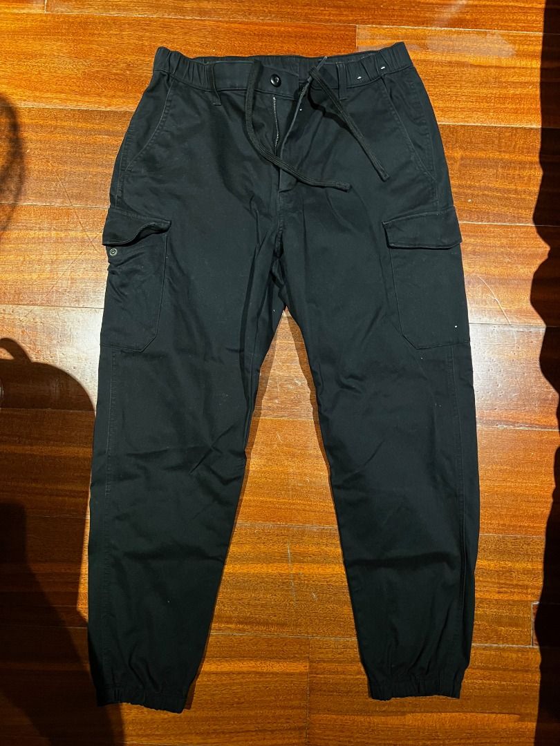 Uniqlo Dark Cargo Joggers | M (Category: Joggers) located in Caloocan City. Submitted by gabekristof (Listing ID 1463532056, Image 1). Description: Dark cargo joggers with side cargo pockets and cuffed hems. Size: M; waist 76–84 cm (as labelled). Pre-loved and in good condition. No tears or stains. Price is fixed. Delivery via LBC, J&T or Lalamove. Meetup near DLSU along Taft Avenue can be arranged..