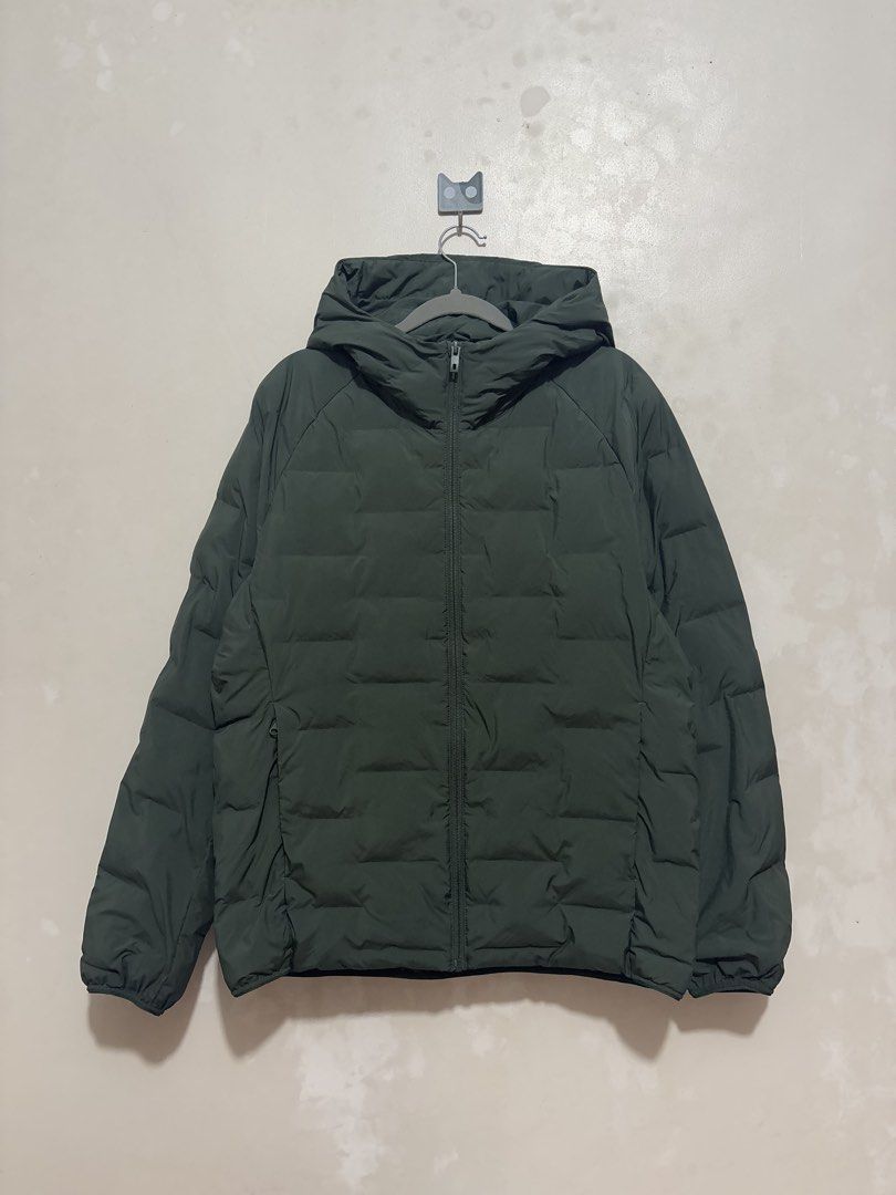 Uniqlo Green Pufftech Men Medium (Category: Coats, Jackets and Outerwear) located in Balanga. Submitted by winterlab_ph (Listing ID 1463446422, Image 3). Description: Code: A632 Width: 23 Length: 25.5 : needs wash.