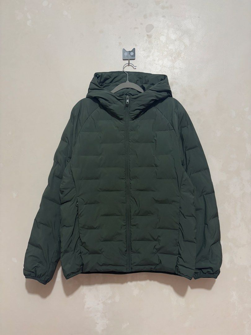 Uniqlo Green Pufftech Men Medium (Category: Coats, Jackets and Outerwear) located in Balanga. Submitted by winterlab_ph (Listing ID 1463446422, Image 2). Description: Code: A632 Width: 23 Length: 25.5 : needs wash.