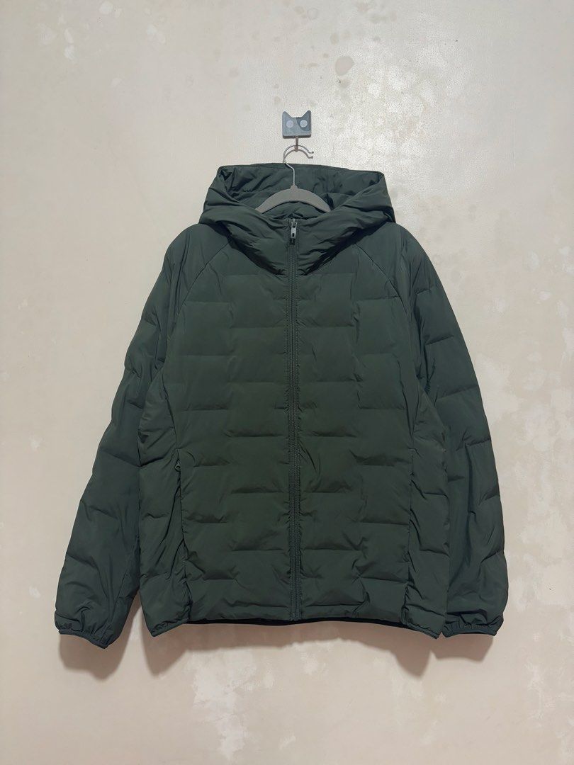 Uniqlo Green Pufftech Men Medium (Category: Coats, Jackets and Outerwear) located in Balanga. Submitted by winterlab_ph (Listing ID 1463446422, Image 1). Description: Code: A632 Width: 23 Length: 25.5 : needs wash.