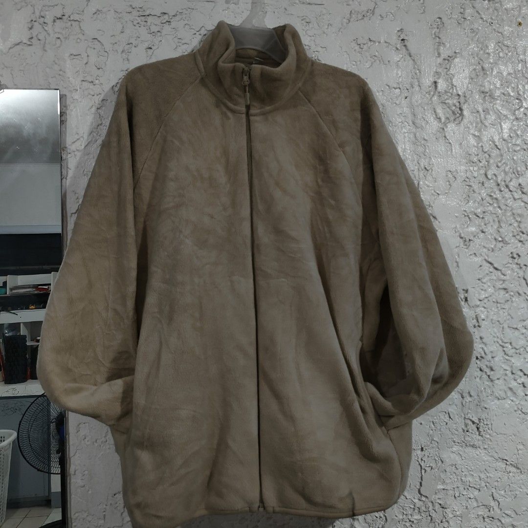 Uniqlo khaki Sweater (Category: Coats, Jackets and Outerwear) located in Bacoor. Submitted by sayd17 (Listing ID 1463402488, Image 2). Description: .