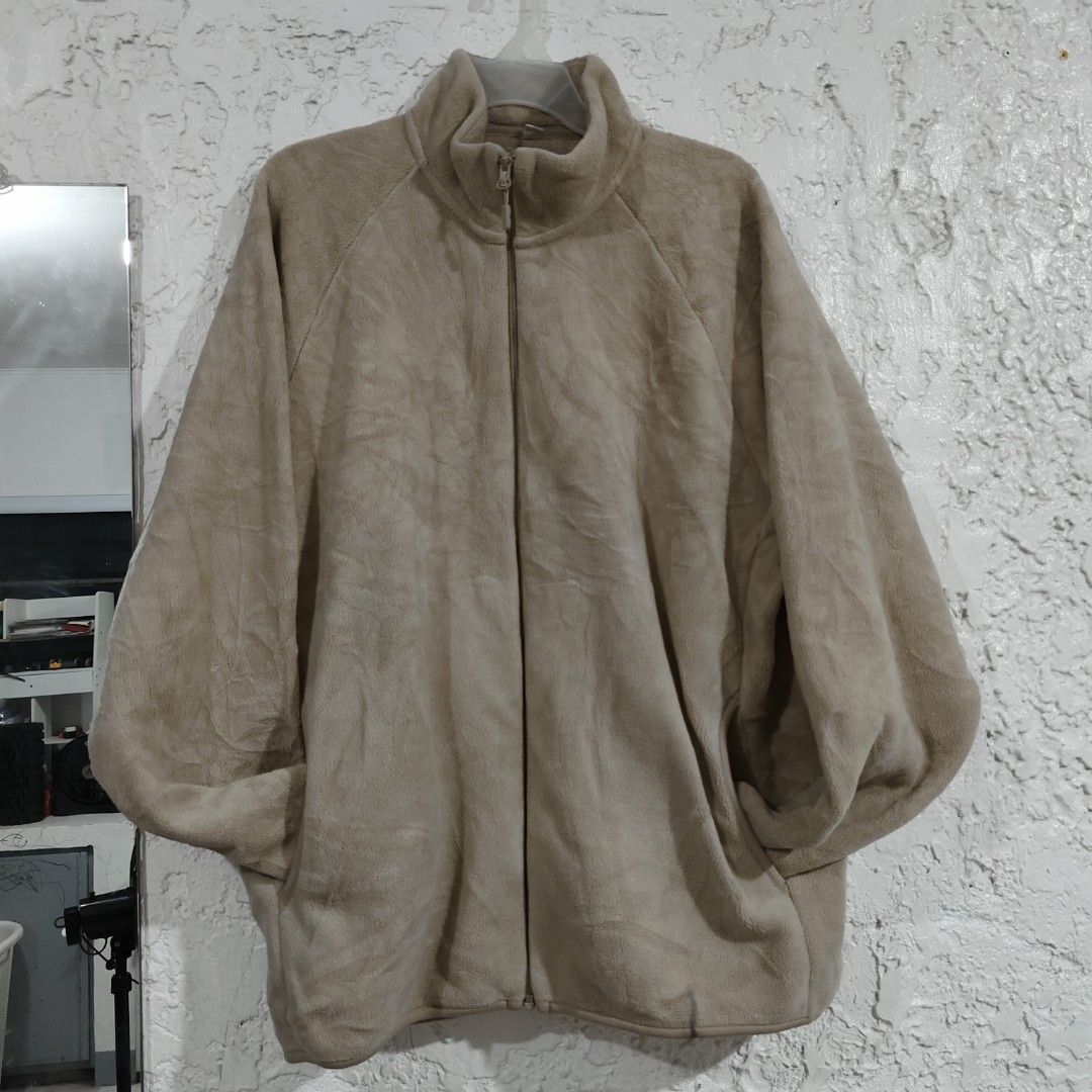 Uniqlo khaki Sweater (Category: Coats, Jackets and Outerwear) located in Bacoor. Submitted by sayd17 (Listing ID 1463402488, Image 1). Description: .
