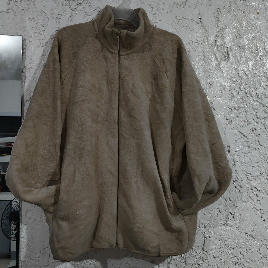 Uniqlo khaki Sweater (Category: Coats, Jackets and Outerwear) located in Bacoor. Submitted by sayd17 (Listing ID 1463402488, Image 3). Description: .
