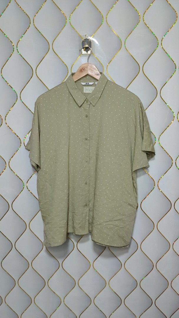 Uniqlo Polka Dot Short Sleeve (Category: Shirts) located in Manila. Submitted by zariyah.1986 (Listing ID 1463329686, Image 1). Description: - Uniqlo Short Sleeve Shirt - Size: XL - Color: Green with white polka dots - Style: Button-up front - Origin: Made in China - Perfect for casual wear.