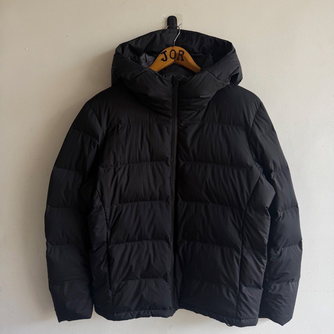 Uniqlo Seamless Down Puffer Jacket (Category: Coats, Jackets and Outerwear) located in San Fernando. Submitted by jorjorr (Listing ID 1463363969, Image 1). Description: Uniqlo Seamless Down Parka Jacket Large on tag 24 width 27 length Excellent condition No issue P2,199.