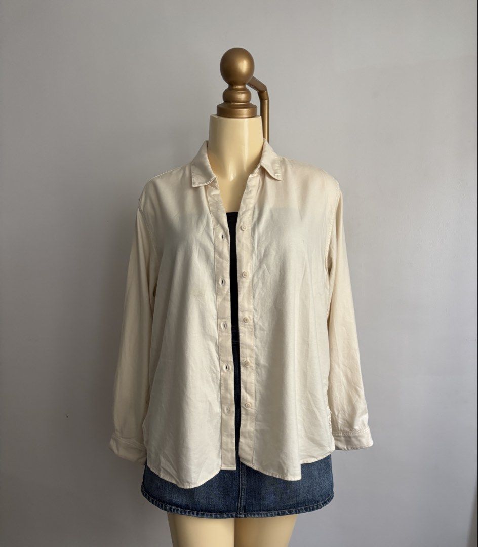 Uniqlo sof brushed long sleeve shirt (Category: Longsleeves) located in Quezon City. Submitted by swift_kenjie (Listing ID 1463349195, Image 2). Description: Uniqlo soft brushed longsleeve shirt Large on tag super ganda nito very good condition (color may vary due to lighting) -Preloved and Trifted. These are all handpicked so expect very good to like new condition -Miners via pm is allowed Mine now pay now (First to pay gets the item) -Gcash pay