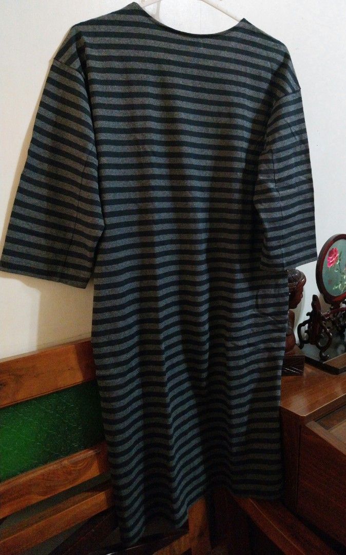 UNIQLO Striped dress (Category: Dresses) located in Marikina City. Submitted by positivity.thriftshop (Listing ID 1463456851, Image 2). Description: 💟 UNIQLO striped dress (black)has side pockets, bought in sg. Never worn only washed. Size L 💚 MOP: GCash 🚚 Delivery Options: LBC or J&T only ( SF c/o buyer) 👎 NO Cancellation, return or exchange.