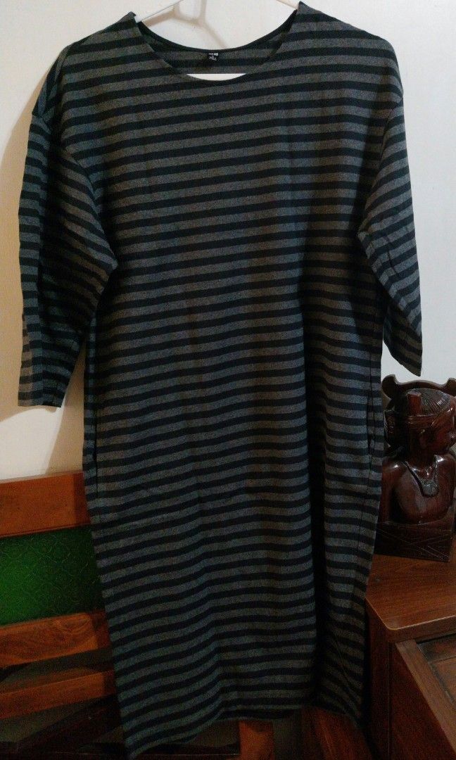 UNIQLO Striped dress (Category: Dresses) located in Marikina City. Submitted by positivity.thriftshop (Listing ID 1463456851, Image 1). Description: 💟 UNIQLO striped dress (black)has side pockets, bought in sg. Never worn only washed. Size L 💚 MOP: GCash 🚚 Delivery Options: LBC or J&T only ( SF c/o buyer) 👎 NO Cancellation, return or exchange.