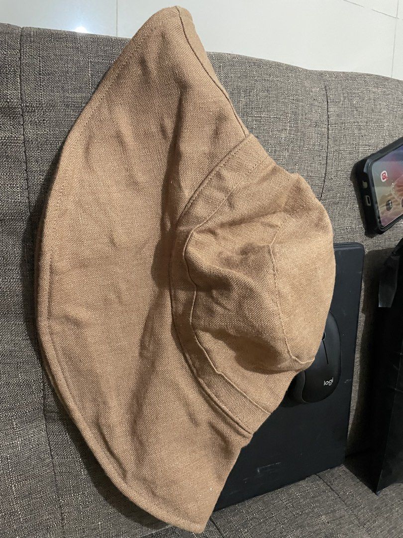 Uniqlo Wide Brim Linen Hat (Category: Hats & Beanies) located in Mabalacat. Submitted by designerbrandsforless (Listing ID 1463388877, Image 3). Description: In great condition! 100% linen.