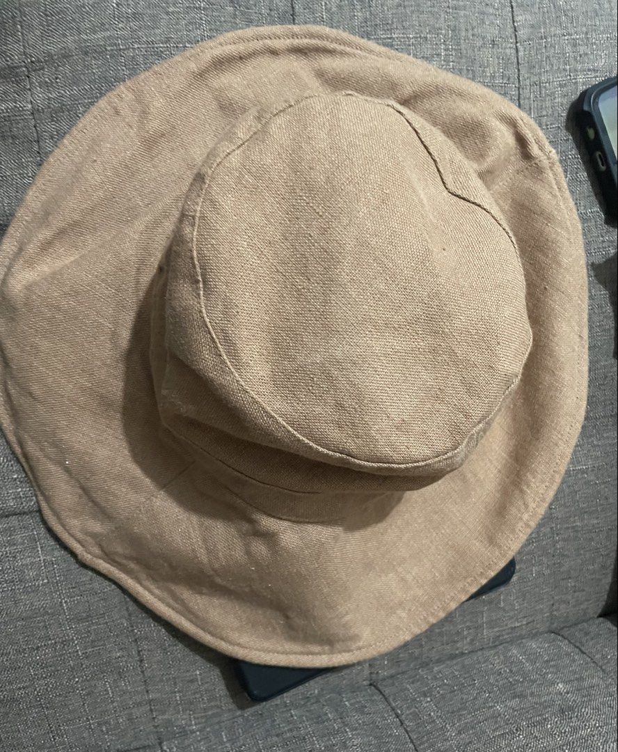 Uniqlo Wide Brim Linen Hat (Category: Hats & Beanies) located in Mabalacat. Submitted by designerbrandsforless (Listing ID 1463388877, Image 2). Description: In great condition! 100% linen.