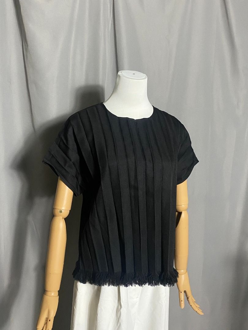 Unique black pleated top with a fringe hem (Category: Shirts) located in Las Pinas. Submitted by ipickyou (Listing ID 1463464554, Image 2). Description: Unwashed 𝗠𝗲𝗮𝘀𝘂𝗿𝗲𝗺𝗲𝗻𝘁𝘀 𝘄𝗵𝗲𝗻 𝗹𝗮𝗶𝗱 𝗳𝗹𝗮𝘁: -Armpit to armpit: 22 1/2” -Length: 22” .