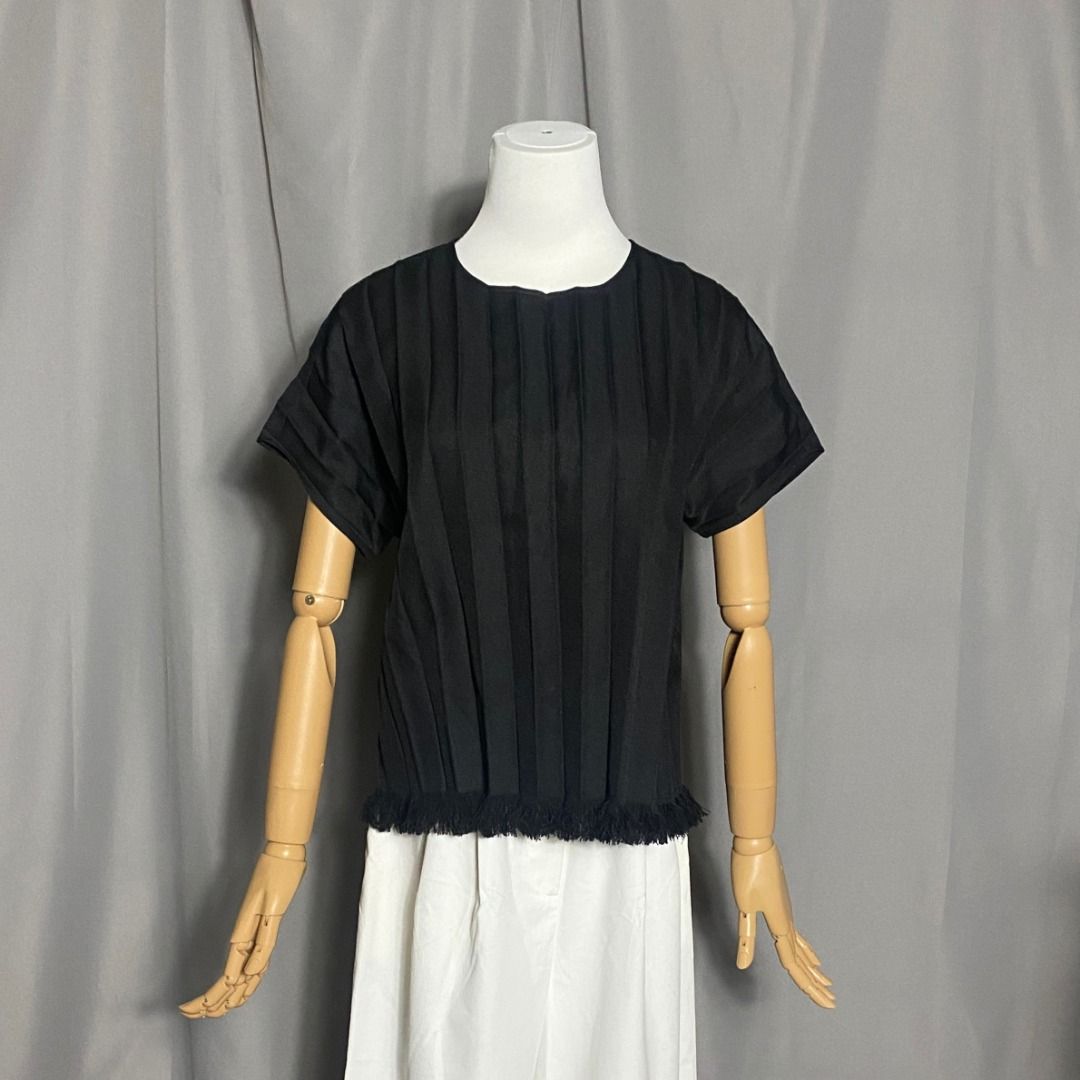 Unique black pleated top with a fringe hem (Category: Shirts) located in Las Pinas. Submitted by ipickyou (Listing ID 1463464554, Image 1). Description: Unwashed 𝗠𝗲𝗮𝘀𝘂𝗿𝗲𝗺𝗲𝗻𝘁𝘀 𝘄𝗵𝗲𝗻 𝗹𝗮𝗶𝗱 𝗳𝗹𝗮𝘁: -Armpit to armpit: 22 1/2” -Length: 22” .