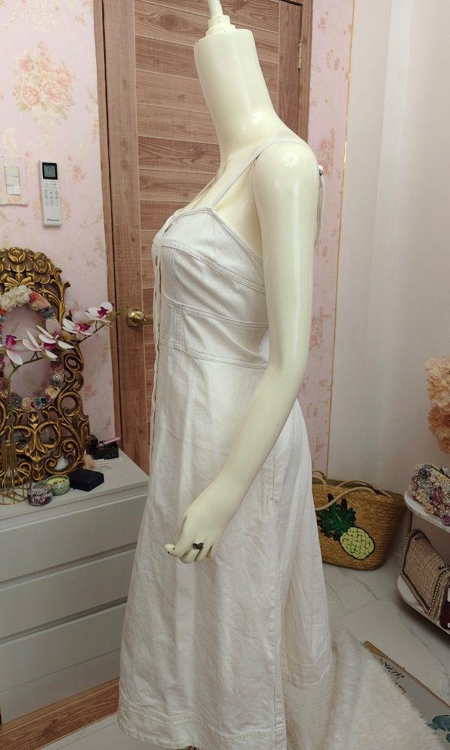 Universal Thread Denim Corset Dress (Category: Dresses) located in Pagudpud. Submitted by altheacee063978 (Listing ID 1463371327, Image 3). Description: .