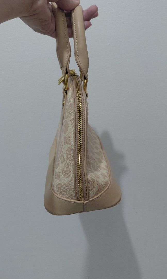 US Bag (Category: Tote Bags) located in Pasig City. Submitted by janalopez904 (Listing ID 1463380591, Image 2). Description: Fix price bag from US. Handbag No sling.