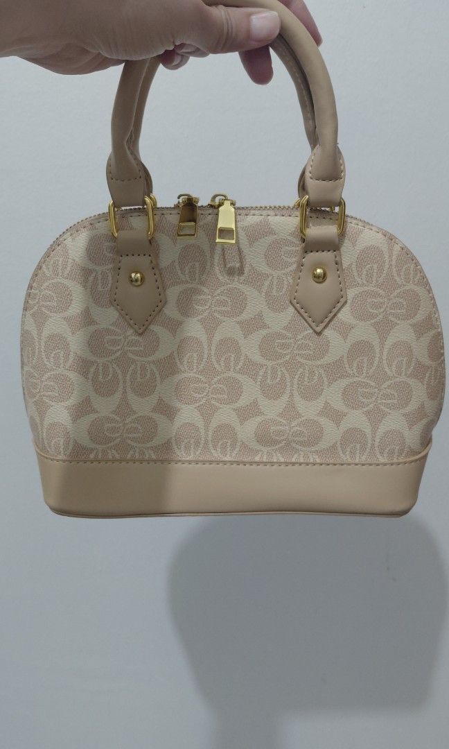 US Bag (Category: Tote Bags) located in Pasig City. Submitted by janalopez904 (Listing ID 1463380591, Image 1). Description: Fix price bag from US. Handbag No sling.