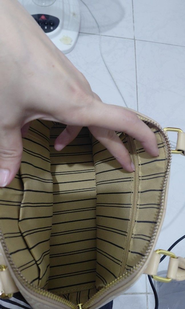 US Bag (Category: Tote Bags) located in Pasig City. Submitted by janalopez904 (Listing ID 1463380591, Image 3). Description: Fix price bag from US. Handbag No sling.