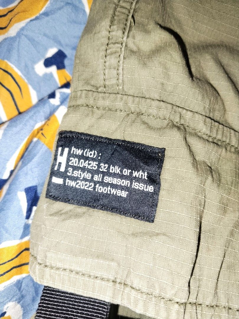 Utility Cargo Short (Category: Shorts) located in Mabalacat. Submitted by al_amin_thrift (Listing ID 1463442883, Image 2). Description: 🥾 Hw(id) / Outwind — All-Season Utility Cargo Shorts — Olive Green L19 W31 Brand: hw(id): — Outwind Size: M — Elastic waist + adjustable webbing belt — fits comfortably ~30–34" waist Color: Olive / Military Green Fabric: Ripstop cotton blend — lightweight, durable, quick-dry, breathable ✨ Details: - Signature hw