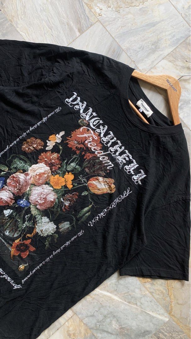 VANCARHELL FLORAL & STATEMENT GRAPHIC TEE (Category: Tshirts & Polo Shirts ) located in Kalibo. Submitted by _jimthrifts (Listing ID 1463476217, Image 3). Description: 📌 25.5x31 📌 Excellent condition and color rate 📌 no issue .
