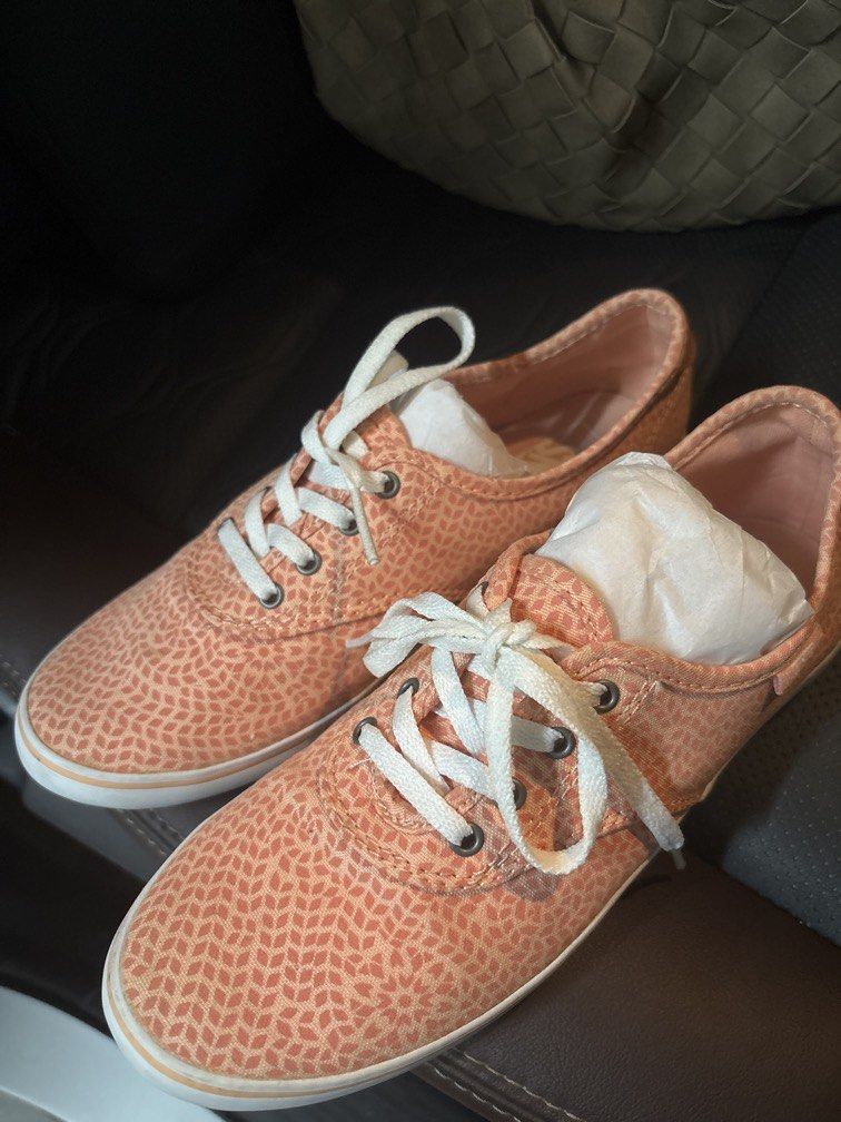 Vans shoes (Category: Sneakers) located in Quezon City. Submitted by clothesloverph (Listing ID 1463425868, Image 1). Description: Size 6.5.