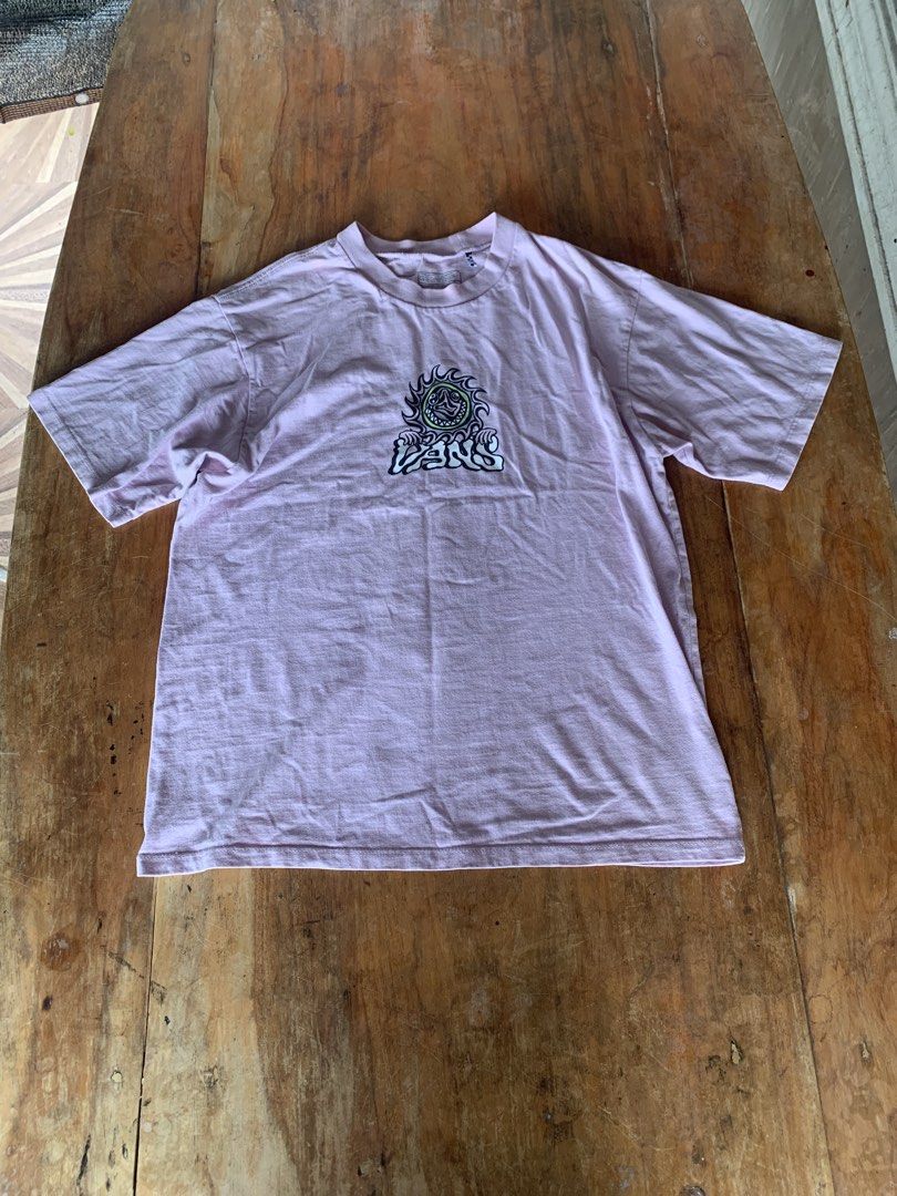 VANS TSHIRT (Category: Activewear) located in Naga. Submitted by justin472 (Listing ID 1463493884, Image 1). Description: VANS WIDTH 20 LENGTH 27 CONDTION 9/10 ISSUE MINOR HAIR LINE .