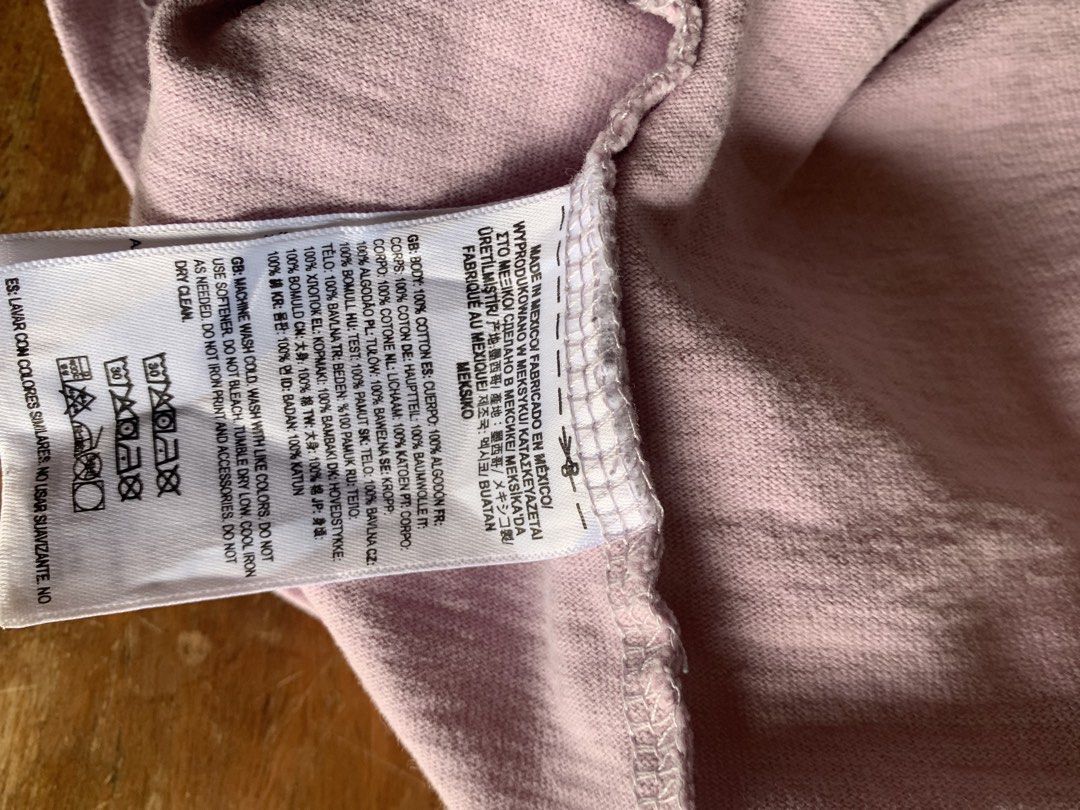 VANS TSHIRT (Category: Activewear) located in Naga. Submitted by justin472 (Listing ID 1463493884, Image 3). Description: VANS WIDTH 20 LENGTH 27 CONDTION 9/10 ISSUE MINOR HAIR LINE .