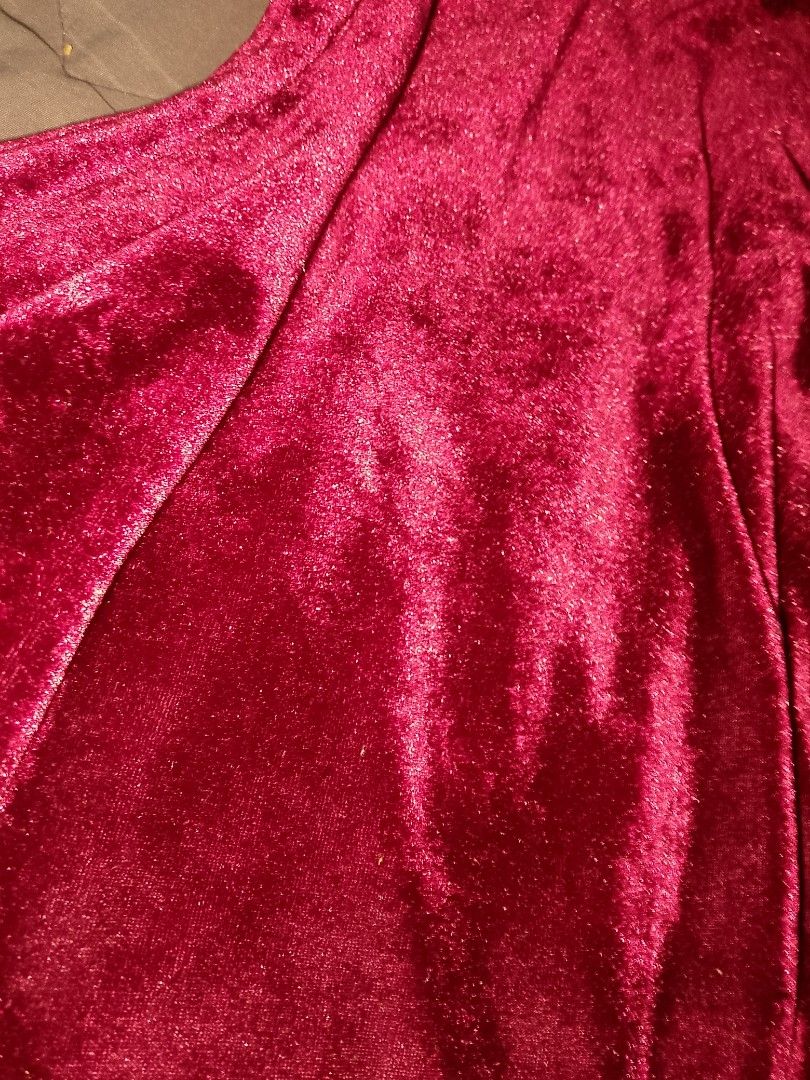 velvet short dress (Category: Dresses) located in Cainta. Submitted by meadow_collection123 (Listing ID 1463511976, Image 2). Description: small to semi medium.