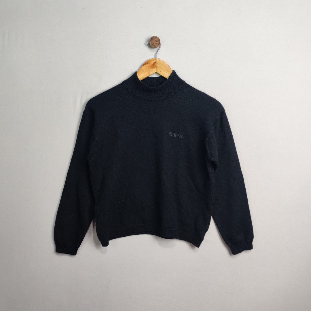 Versace CropKnit Jacket (Category: Coats, Jackets and Outerwear) located in Baguio. Submitted by luxuryph2600_eric (Listing ID 1463473623, Image 1). Description: Versace CropKnit Jacket 📌 Details⬇️⬇️⬇️ 📍Excellent Condition 📍Dimes 20*21 📍Color Rate 10/10 📍Size Medium 💰 PRICE 1000 FREE SHIPING 📌Loc. Baguio City Shipping Via J&T Reminder : Items are Thrifted and carefully Selected from Thrift Stores/Box/Bales Photos are Provided for Self Auth