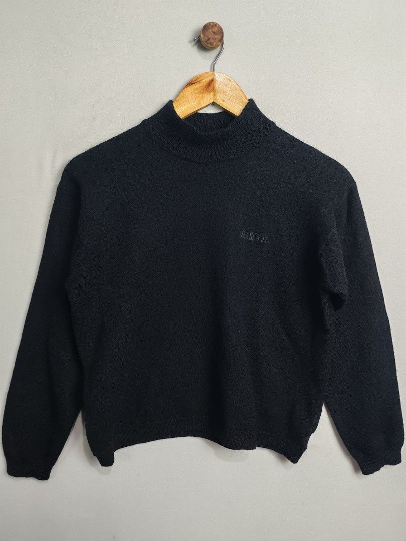 Versace CropKnit Jacket (Category: Coats, Jackets and Outerwear) located in Baguio. Submitted by luxuryph2600_eric (Listing ID 1463473623, Image 2). Description: Versace CropKnit Jacket 📌 Details⬇️⬇️⬇️ 📍Excellent Condition 📍Dimes 20*21 📍Color Rate 10/10 📍Size Medium 💰 PRICE 1000 FREE SHIPING 📌Loc. Baguio City Shipping Via J&T Reminder : Items are Thrifted and carefully Selected from Thrift Stores/Box/Bales Photos are Provided for Self Auth