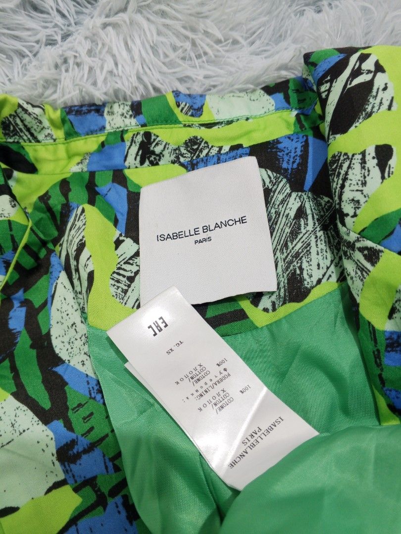 Vibrant green and blue abstract patterned blazer (Category: Coats, Jackets and Outerwear) located in Dagupan City. Submitted by old_soul_finds.ph (Listing ID 1463526584, Image 2). Description: Dimensions : L27 x W19.5 Color Rate : 9.5 / 10 Issues : ❌ Excellent condition Mine for only ₱800 📍Loc : Pangasinan MOP : Gcash MOD : J&T express / Ava pasabay if around Pangasinan.