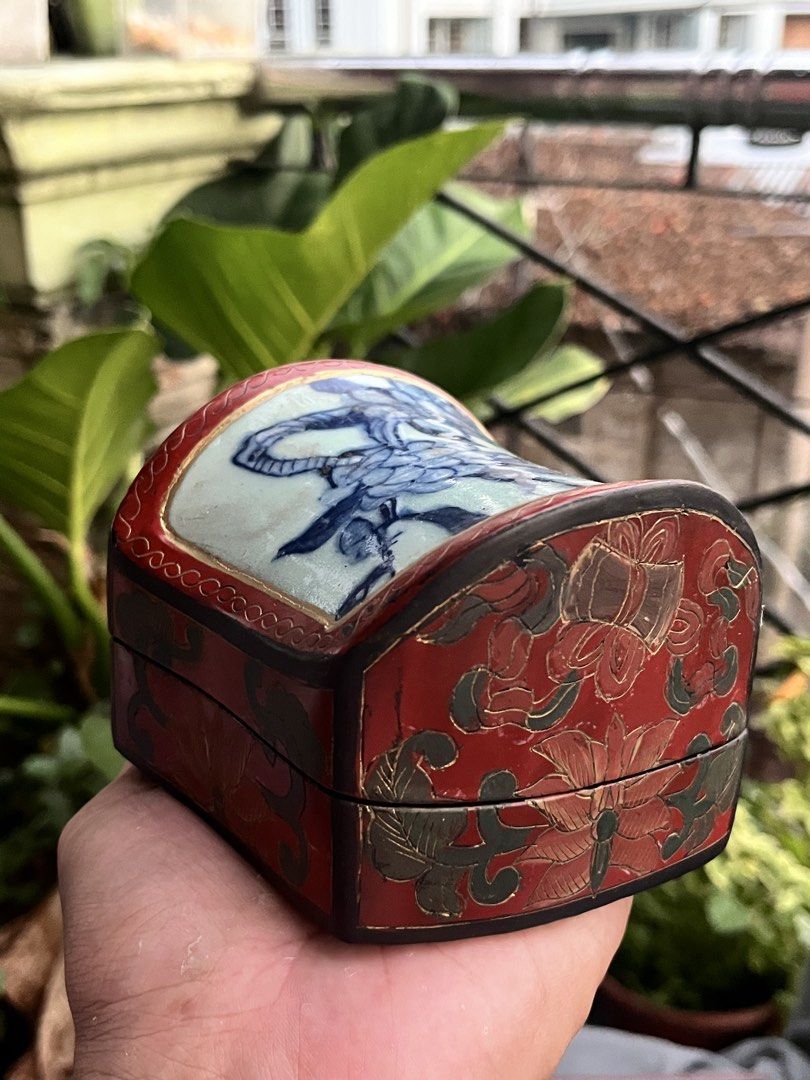 Vintage Chinese Red Lacquer Trinket Box (Category: Vintage Collectibles) located in Davao. Submitted by 6004finder (Listing ID 1463441400, Image 2). Description: A charming vintage Chinese trinket box featuring a beautiful red lacquer finish and an inset blue-and-white porcelain shard on the lid, decorated with a delicate floral motif. The combination of traditional Chinese lacquerwork and porcelain creates a unique decorative piece with an elega