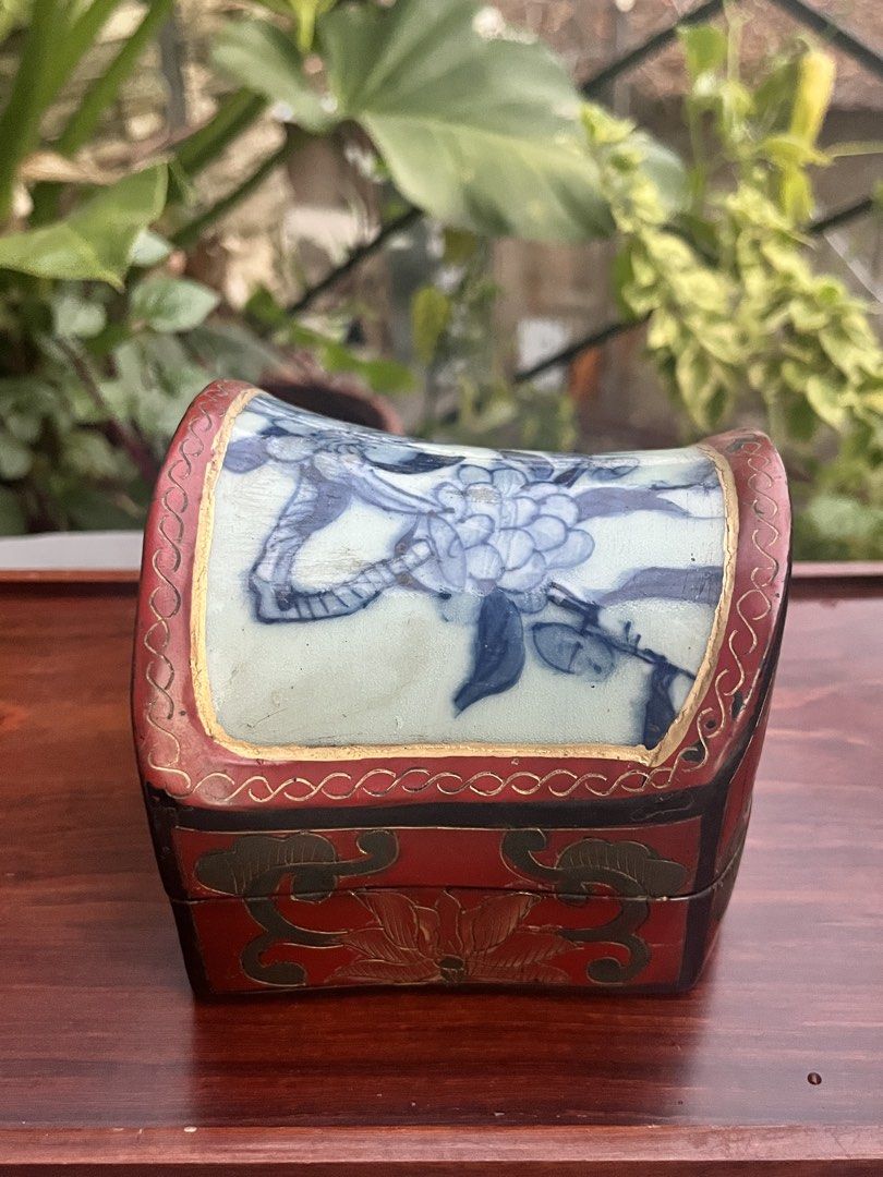 Vintage Chinese Red Lacquer Trinket Box (Category: Vintage Collectibles) located in Davao. Submitted by 6004finder (Listing ID 1463441400, Image 1). Description: A charming vintage Chinese trinket box featuring a beautiful red lacquer finish and an inset blue-and-white porcelain shard on the lid, decorated with a delicate floral motif. The combination of traditional Chinese lacquerwork and porcelain creates a unique decorative piece with an elega