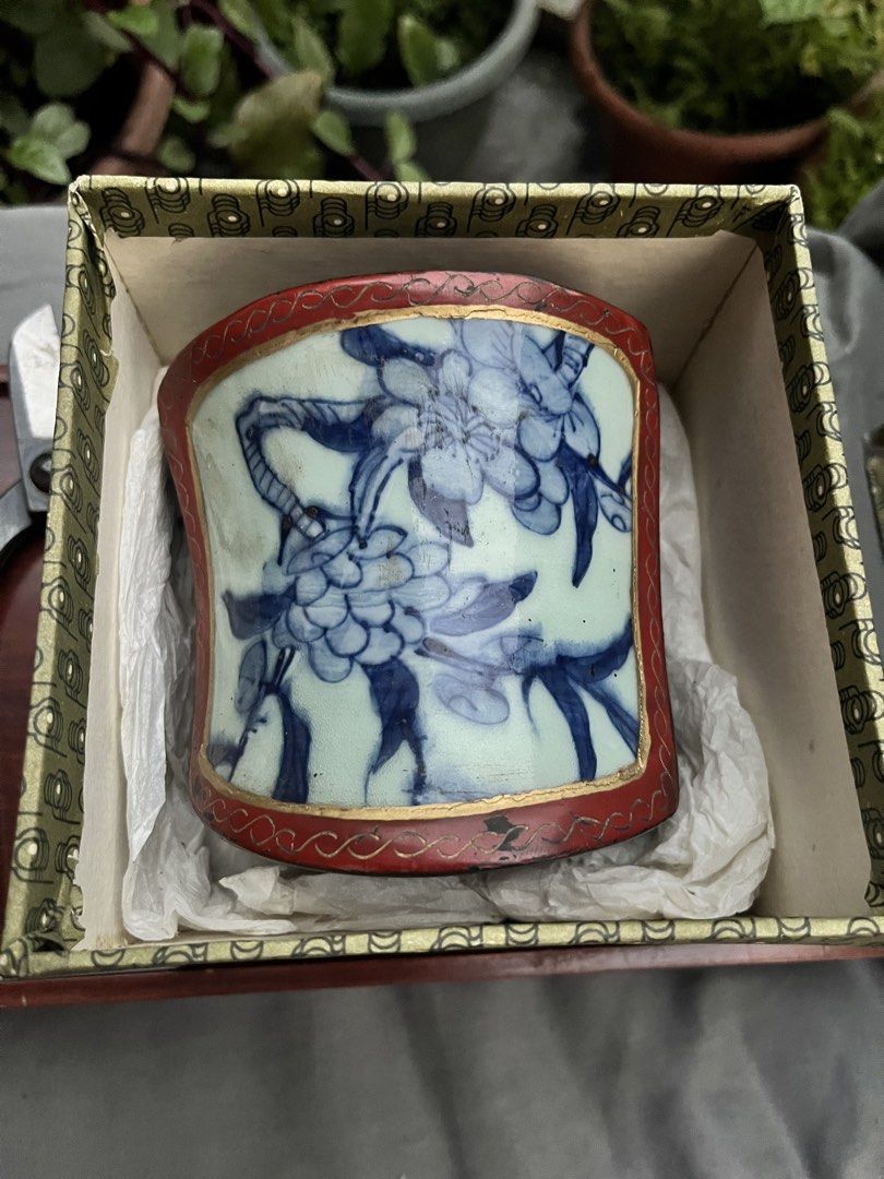 Vintage Chinese Red Lacquer Trinket Box (Category: Vintage Collectibles) located in Davao. Submitted by 6004finder (Listing ID 1463441400, Image 3). Description: A charming vintage Chinese trinket box featuring a beautiful red lacquer finish and an inset blue-and-white porcelain shard on the lid, decorated with a delicate floral motif. The combination of traditional Chinese lacquerwork and porcelain creates a unique decorative piece with an elega