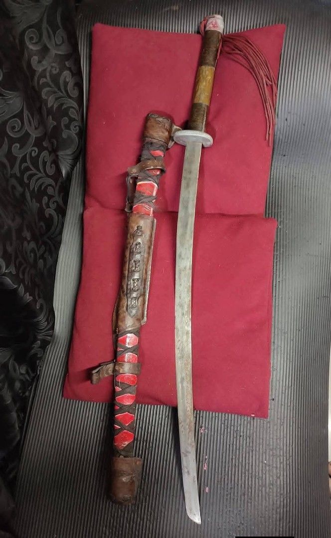 Vintage Collectible (Category: Vintage Collectibles) located in Mandaluyong City. Submitted by theforgottentreasures (Listing ID 1463489414, Image 2). Description: 6800 pesos!!! 📌 Vintage Philippine Native Sword x Katana Style Collectible a custom made piece more than 3ft what you see is what you get.